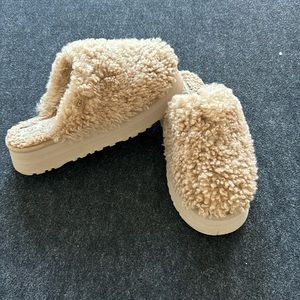 UGG platform slides